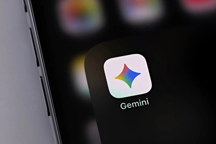 Ilustrasi logo Google dan Gemini AI dengan latar belakang ponsel Android, mewakili fitur blokir penipuan