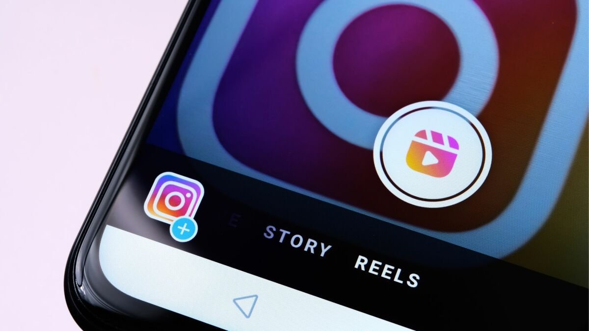 Ilustrasi layar ponsel menampilkan pesan akun Instagram diblokir dengan tombol ajukan banding
