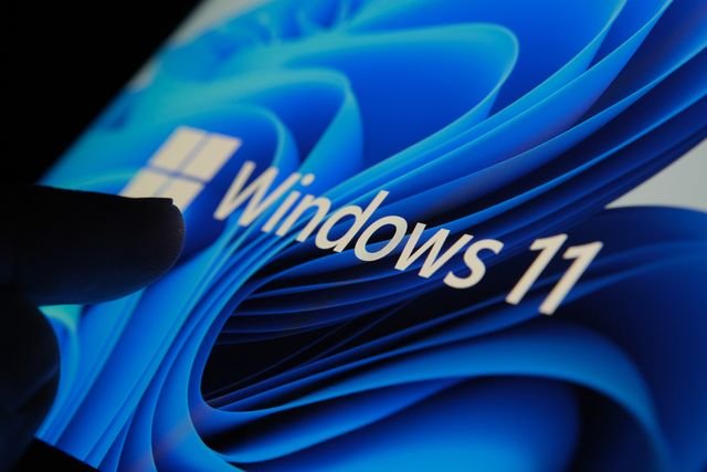 Ilustrasi laptop dengan stiker RAM 8 GB dan logo Windows 11, mewakili pembaruan performa sistem operasi