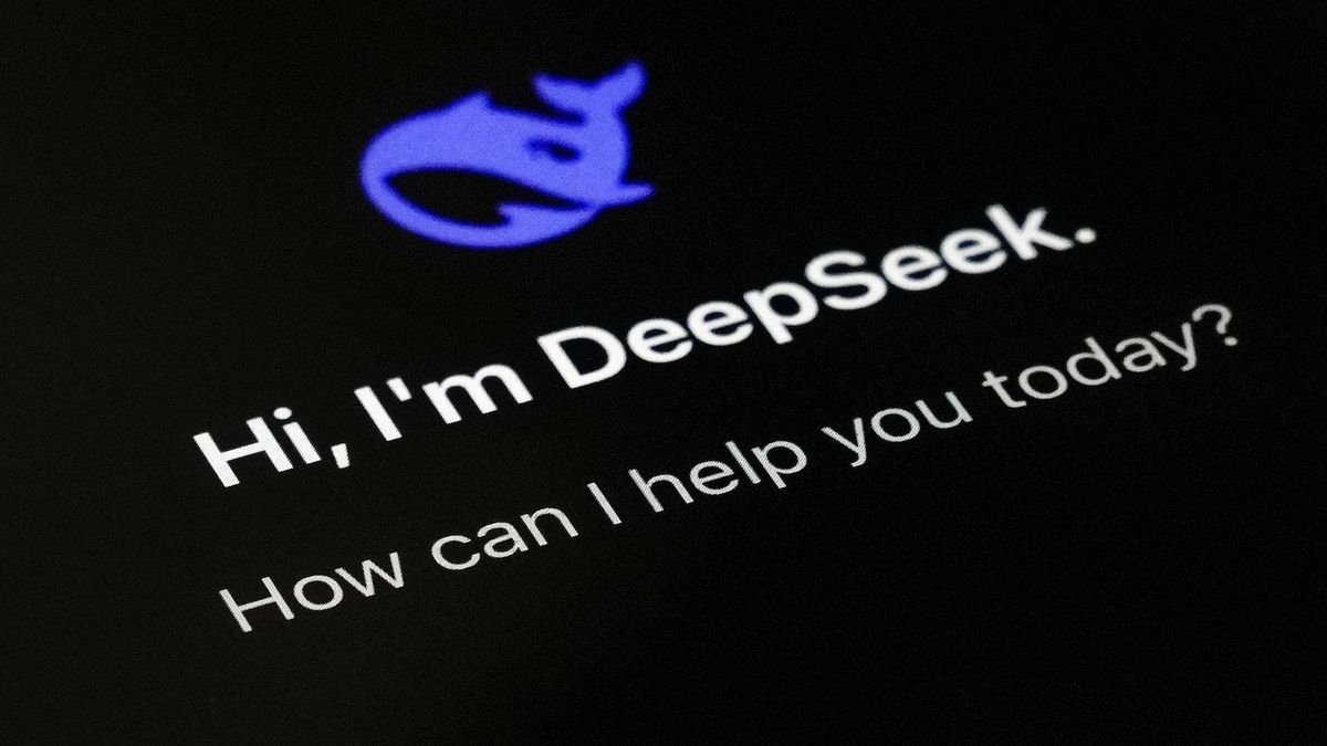 Ilustrasi logo DeepSeek dengan latar ungu dan angka 100, mewakili pembaruan model AI yang lebih cepat dan hemat